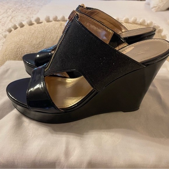 Marc Fisher Black Glitter Women’s Wedge Sandal with Gold Front Zipper, Size 8M - Picture 2 of 7